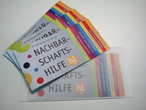 Vier bunte, aufgefächerte DIN-lang-Mailings