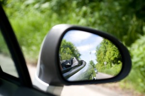 Blick in den Rückspiegel eines Autos | © Herbie - Fotolia.com