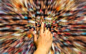 Eine Hand vor vielen unscharfen Porträtfotos © Photosani - Fotolia.com