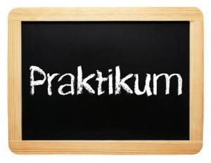 Tafel mit Aufschrift "Praktikum"