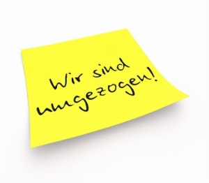 Gelber Klebezettel mit Aufschrift "Wir sind umgezogen"