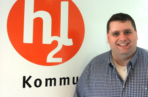 Stephan Kohlmann vor dem h2l-Logo