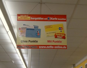 Werbeschild bei Netto mit Aufschrift "Ohne Punkte - mit Punkte"