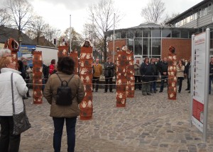 Platz vor dem Twistringer Rathaus mit Gästen bei der Einweihung